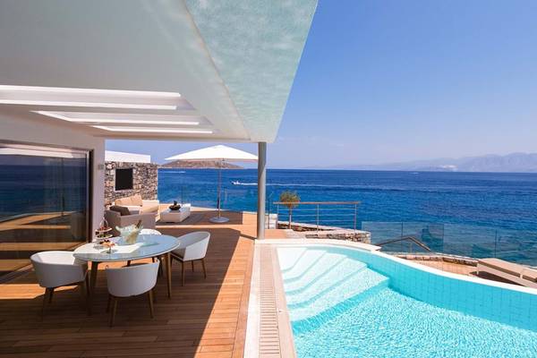 Terrasse des Elounda Beach Hotel mit Swimmingpool und Blick auf das Meer
