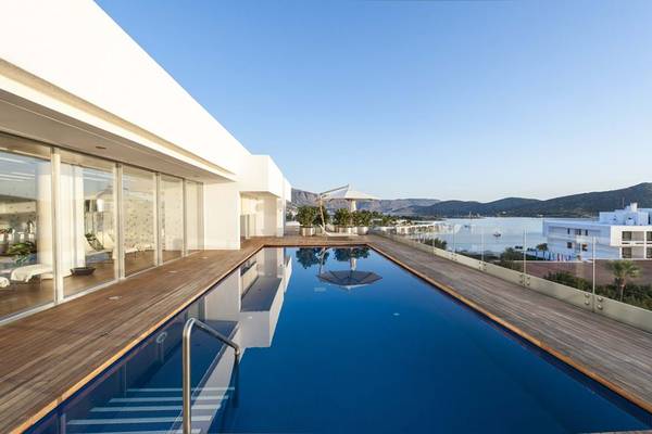 Dachterrasse des Elounda Beach Hotel & Villas mit Infinity-Pool und Blick auf das Meer.