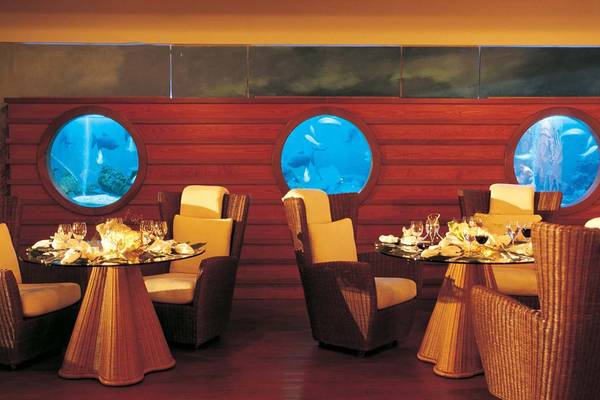 Restaurantbereich im Elounda Beach Hotel & Villas mit Unterwasser-Aquarium.