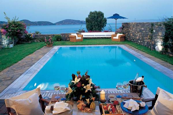 Abendessen am Pool im Elounda Beach Hotel & Villas mit Blick auf das Meer.