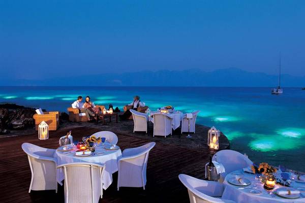 Elounda Beach Hotel & Villas - Abendessen auf der Terrasse mit Meerblick.
