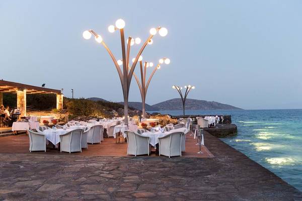 Abendterrasse des Elounda Beach Hotel & Villas mit Blick auf das Meer.