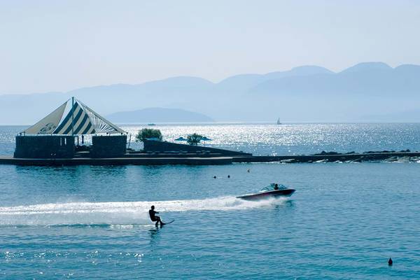 Wassersportler vor Elounda Beach Hotel & Villas, Kreta