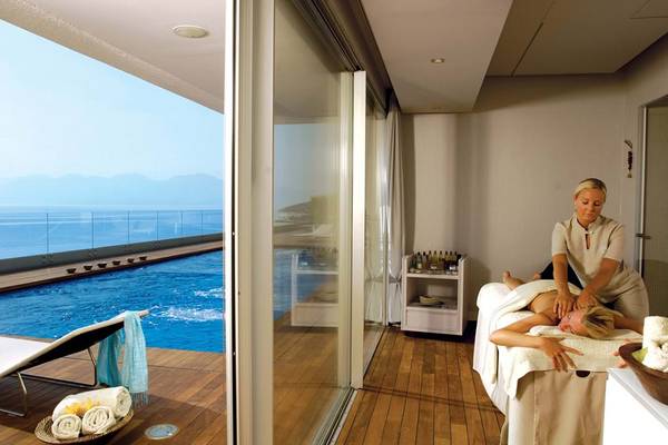Massage-Raum im Elounda Beach Hotel & Villas mit Blick auf den Pool und das Meer