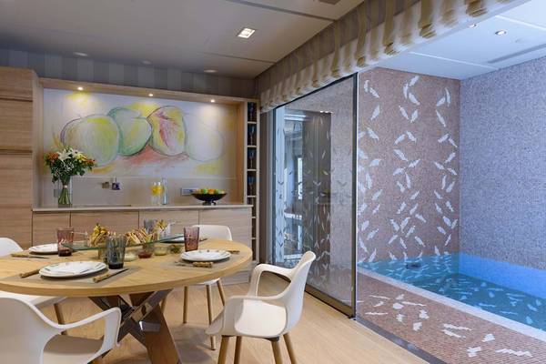 Speisezimmer im Elounda Beach Hotel & Villas mit kleinem Pool