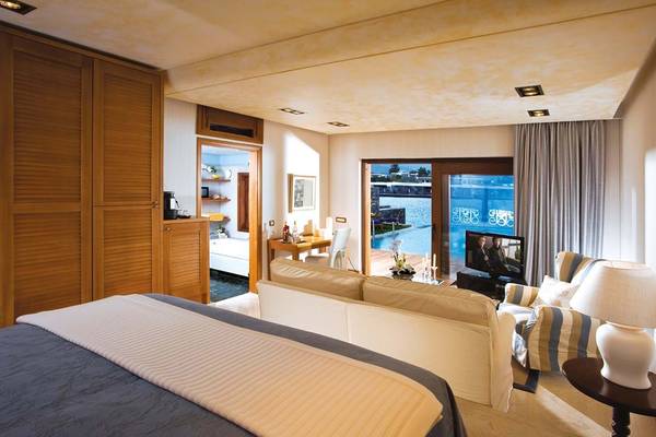 Innenansicht der Suite im Elounda Beach Hotel & Villas mit Blick auf den Pool.