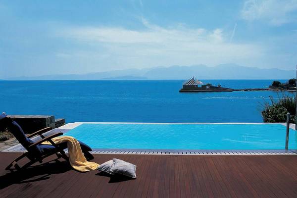 Pool-Terrasse mit Blick auf das Meer und eine Insel im Hintergrund, Elounda Beach Hotel.