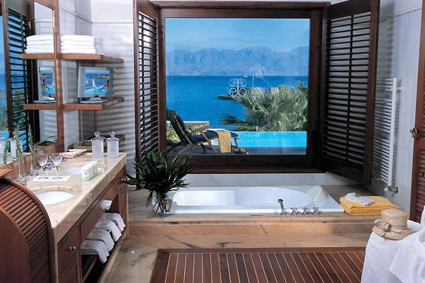 Badezimmer im Elounda Beach Hotel & Villas mit Blick auf das Meer.