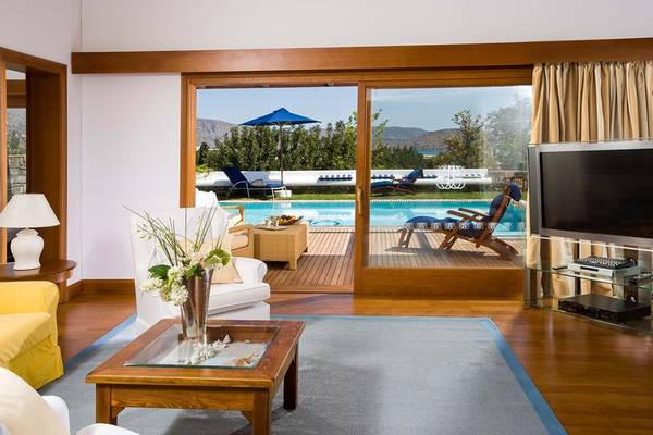 Wohnzimmer mit Poolblick im Elounda Beach Hotel & Villas.