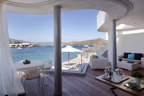 Innenansicht der Terrasse des Elounda Beach Hotel & Villas mit Blick auf das Meer und die Berge