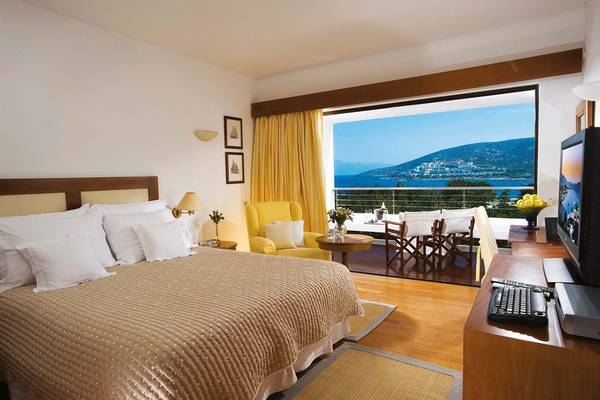 Schlafzimmer im Elounda Beach Hotel & Villas mit Blick auf das Meer.