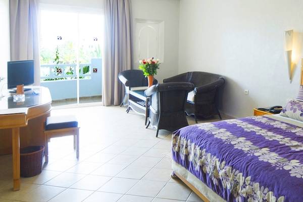 Djerba Resort Hotelzimmer mit Bett, Sofa, Schreibtisch und Balkon