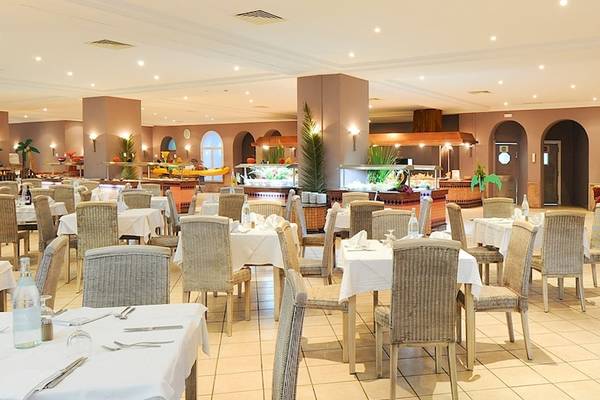 Innenansicht des Restaurants im Djerba Resort mit gedeckten Tischen und Stühlen.