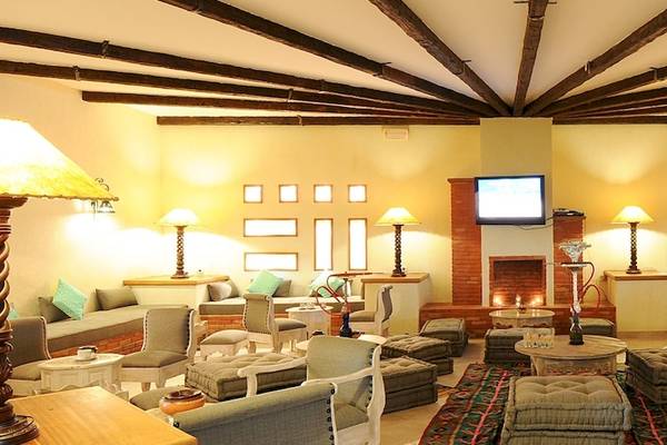 Loungebereich des Djerba Resorts mit Sofas, Tischen und Fernseher.