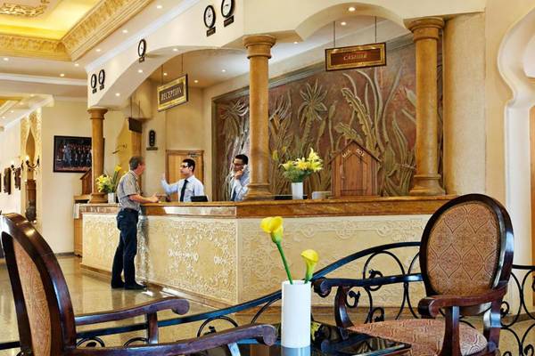 Empfangshalle des Pickalbatros Aqua Blu Resort in Sharm mit Rezeption und Gästen.