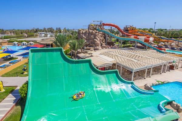 Luftaufnahme des Pickalbatros Aqua Blu Resort - Sharm mit Wasserrutschen und Pools
