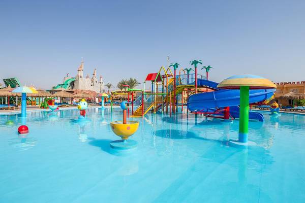 Wasserpark im Pickalbatros Aqua Blu Resort - Sharm mit bunten Rutschen und Wasserspielen.