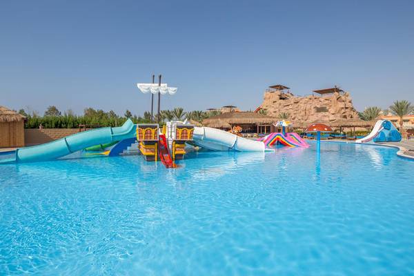 Wasserpark im Pickalbatros Aqua Blu Resort in Sharm mit verschiedenen Rutschen und Spielen.