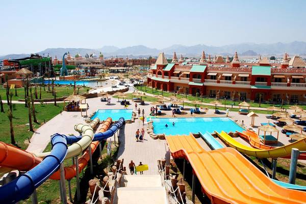 Luftaufnahme des Pickalbatros Aqua Blu Resorts in Sharm mit Wasserrutschen und Pools
