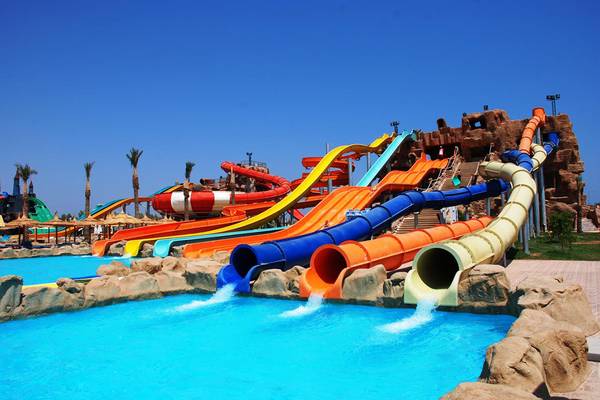 Mehrere bunte Wasserrutschen am Pickalbatros Aqua Blu Resort - Sharm