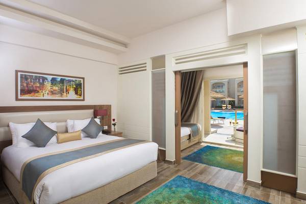 Doppelzimmer im Pickalbatros Aqua Blu Resort mit Blick auf den Pool in Sharm El Sheikh