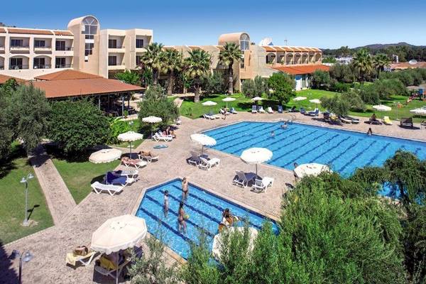 Marianna Palace Hotel Außenbereich mit Swimmingpools, Liegestühlen und Sonnenschirmen.