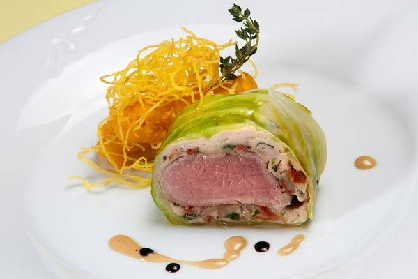 Gefüllte Kohlroulade auf einem weißen Teller im Seaside Grand Hotel Residencia.