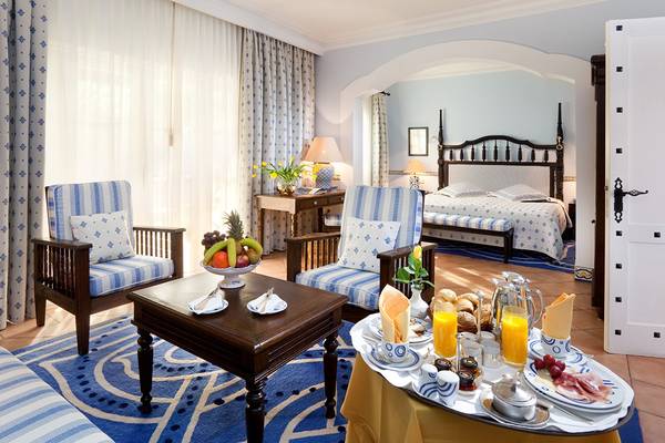 Zimmer im Seaside Grand Hotel Residencia mit Frühstückstablett und Früchten.