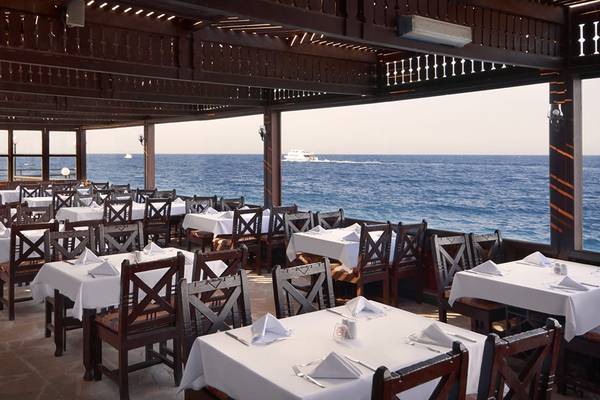 Restaurant mit Meerblick im Arabella Azur Beach Resort mit vielen Tischen und Stühlen.
