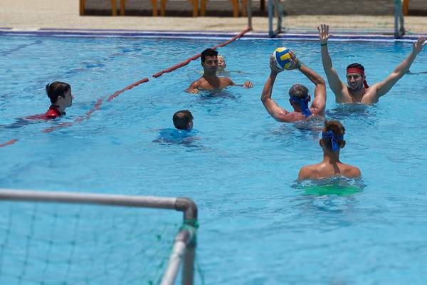Gruppe von Wasserballspielern spielt im Pool des Arabella Azur Beach Resorts