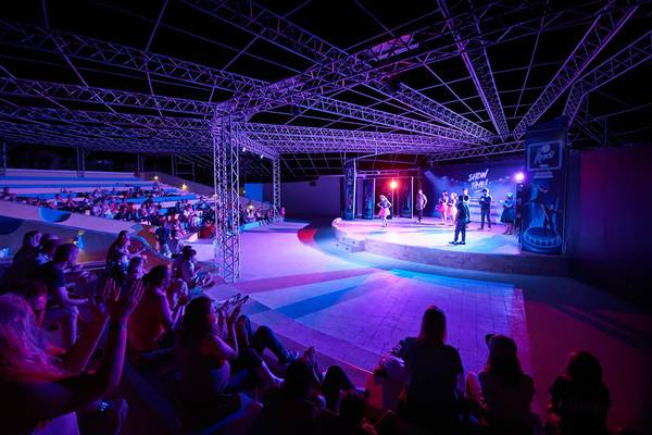 Nachtliche Show im Arabella Azur Beach Resort mit Publikum und auf der Bühne.