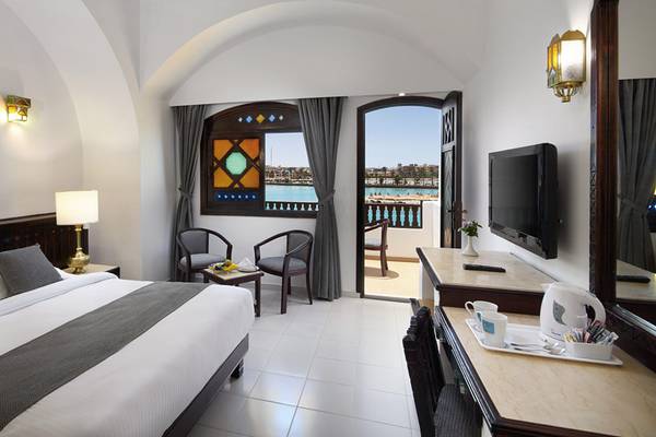 Hotelzimmer im Arabella Azur Beach Resort mit Blick auf den Hafen