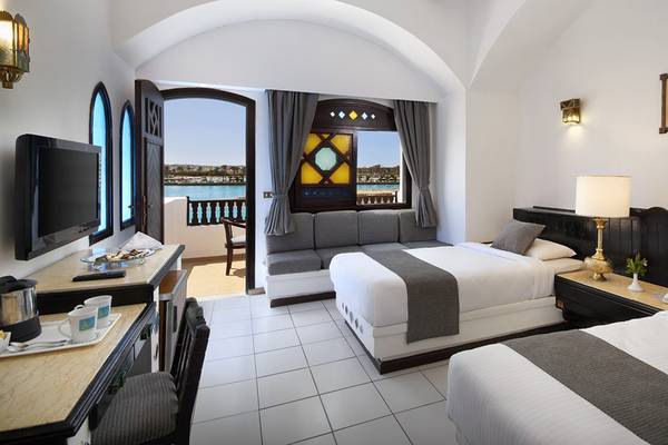 Hotelzimmer im Arabella Azur Beach Resort mit Blick auf den Ozean.