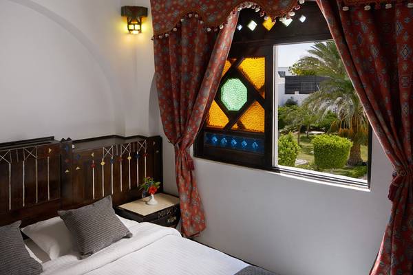 Hotelzimmer im Arabella Azur Beach Resort mit Bett, Kopfteil, Fenster und Gartenblick.