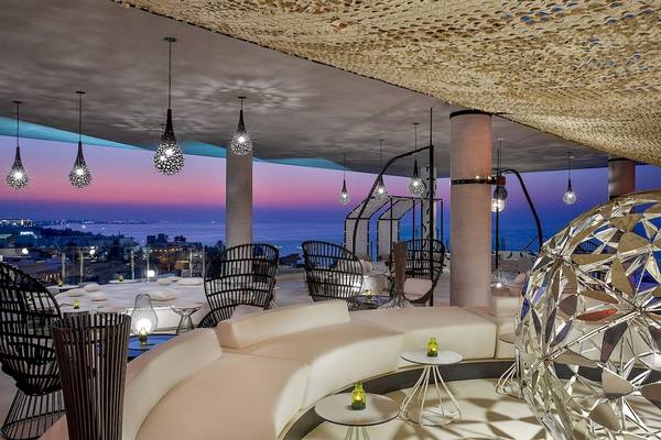 Innenbereich des W Muscat Hotels mit Blick auf das Meer und modernen Möbeln.
