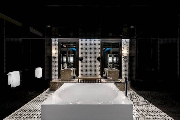Badezimmer im W Muscat Hotel mit runden Waschbecken und Badewanne