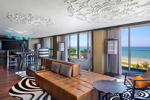 Innenansicht der Suite im W Muscat Hotel mit Blick auf den Ozean.