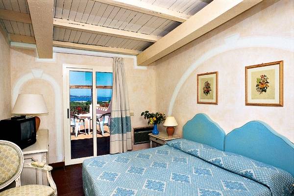 Doppelzimmer mit Balkon im Colonna Beach Hotel mit Blick auf das Meer.