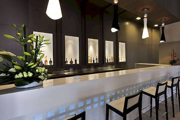 Empfangsbereich des Barcelo Palmeraie Hotels mit moderner Gestaltung und weißen Möbeln.