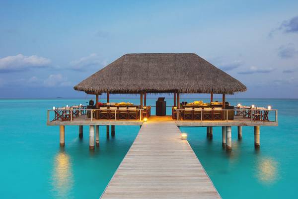 Velassaru Maldives Hotel Restaurant auf der Wasserplattform bei Nacht