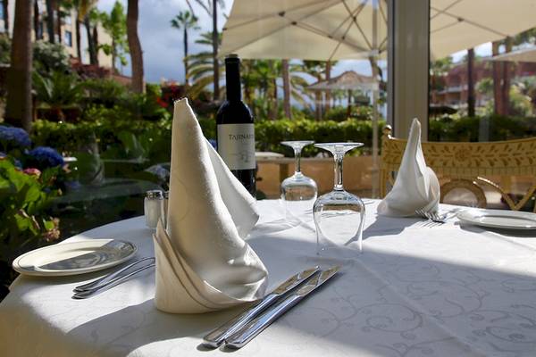 Tisch im Hotel Puerto Palace mit geklappten Servietten, Gläsern und Besteck.