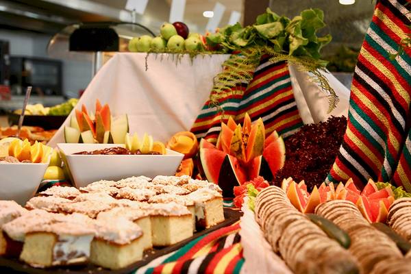 Buffet im Puerto Palace Hotel mit verschiedenen Früchten, Desserts und Gebäck.