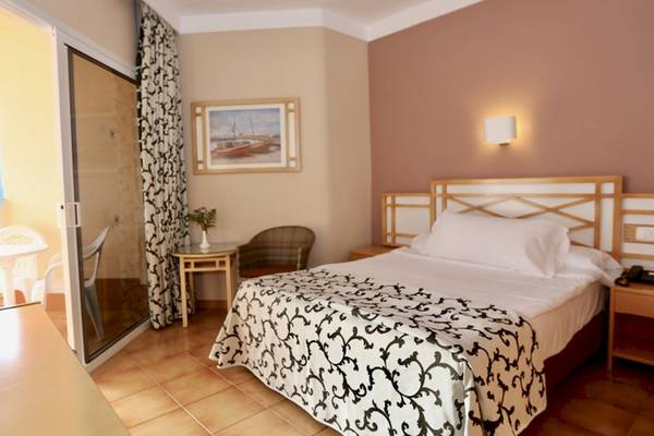 Ein elegantes Hotelzimmer im Puerto Palace Hotel mit Balkon und Panoramablick.