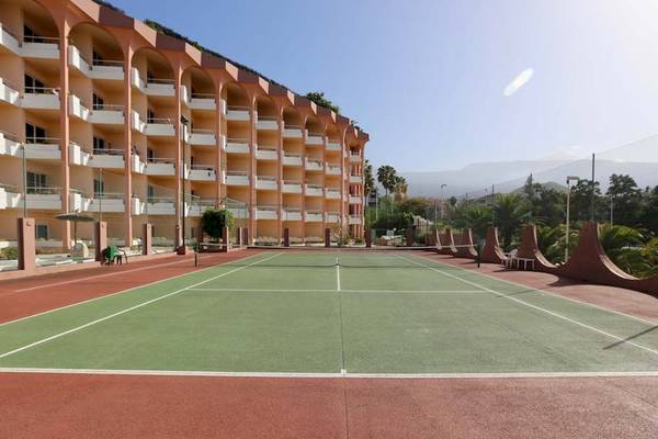 Tennisplatz vor dem Puerto Palace Hotel mit Blick auf das umliegende Gelände