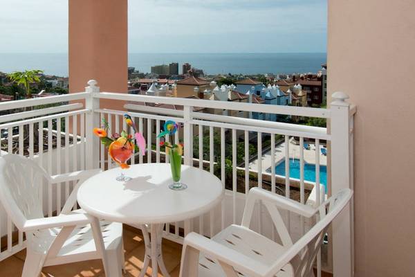 Aussicht von Balkon im Puerto Palace Hotel mit Meer und Stadt im Hintergrund.