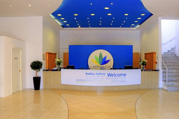 Empfangsbereich des LABRANDA Marine Aquapark Hotels mit Logo und Willkommenstext auf Blau.