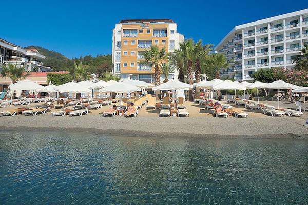 Betten und Umbrellas vor dem Cettia Beach Resort am Strand