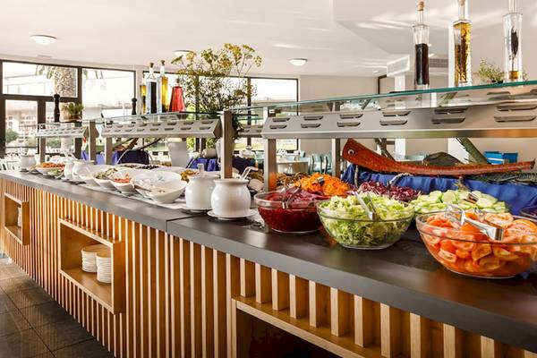 Buffetbereich im Remisens Hotel Albatros mit verschiedenen Salaten, Gemüse und Dips.