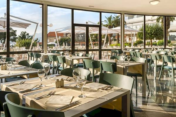 Restaurant im Remisens Hotel Albatros mit Blick auf den Garten und das Meer.