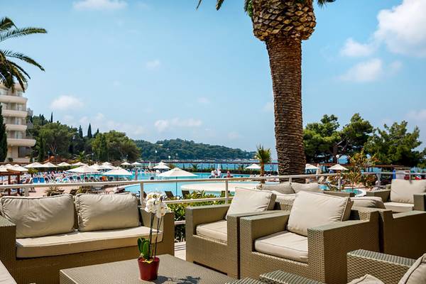 Terrasse des Remisens Hotel Albatros mit Sonnenliegen und Blick auf den Pool